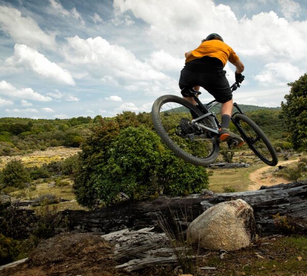 miljöbild på en mountainbike cyklist som hoppar över stenar i terräng