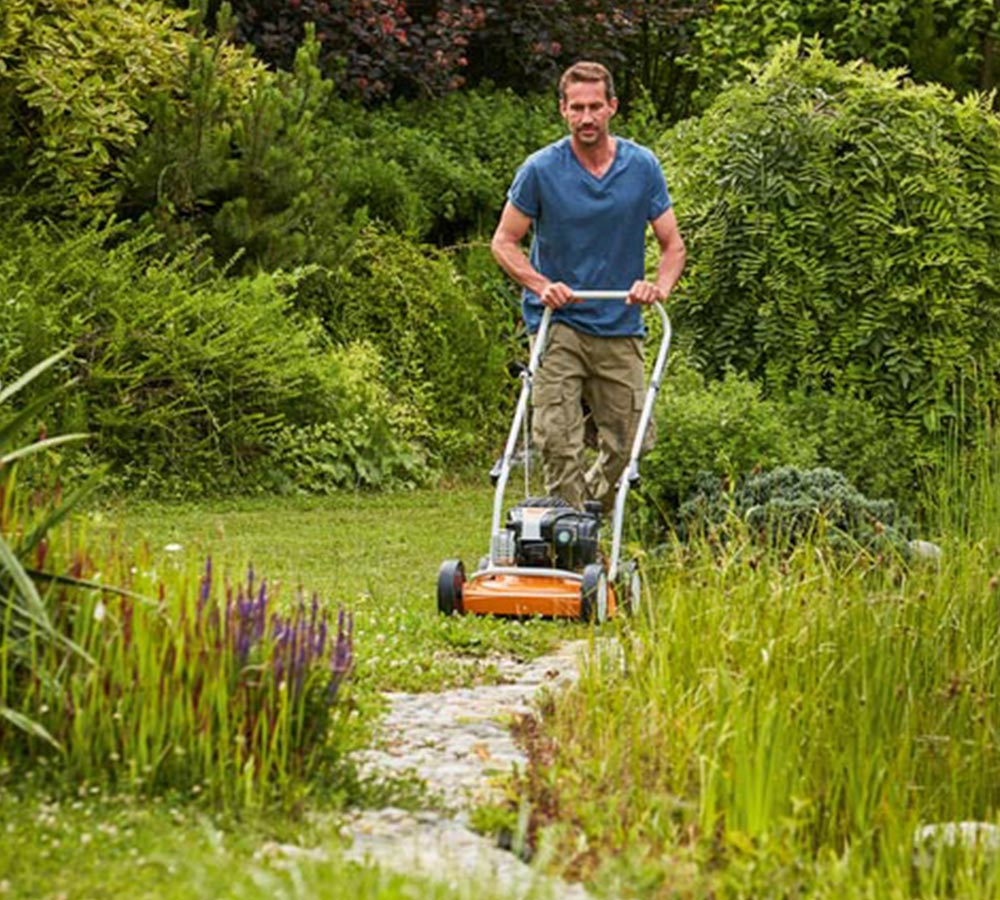 Miljöbild traditionell gräsklippare från Stihl