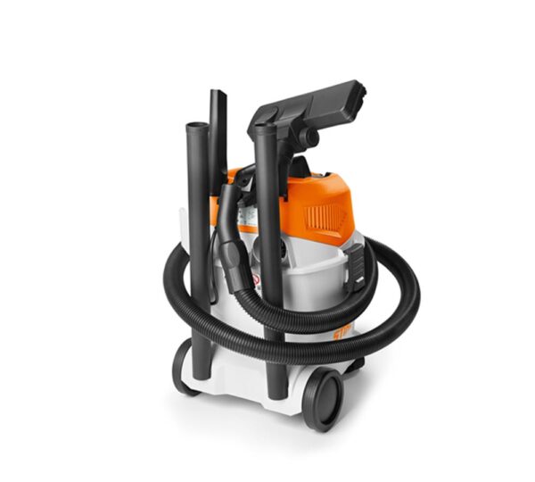 Grovdammsugare från Stihl, modell SE 62. Bilden visar dammsugarens baksida med tillbehören fästa på dammsugaren och slangen virad runt om.