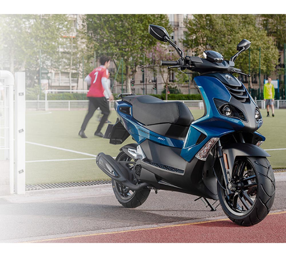 peugeot moped framför fotbollsplan