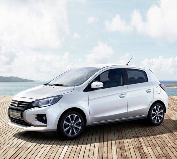 Mitsubishi space star liten vit bil på trädäck