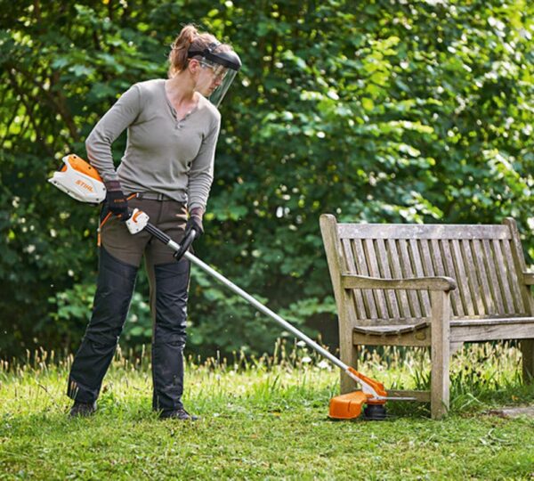 Stihl batteritrimmer miljöbild